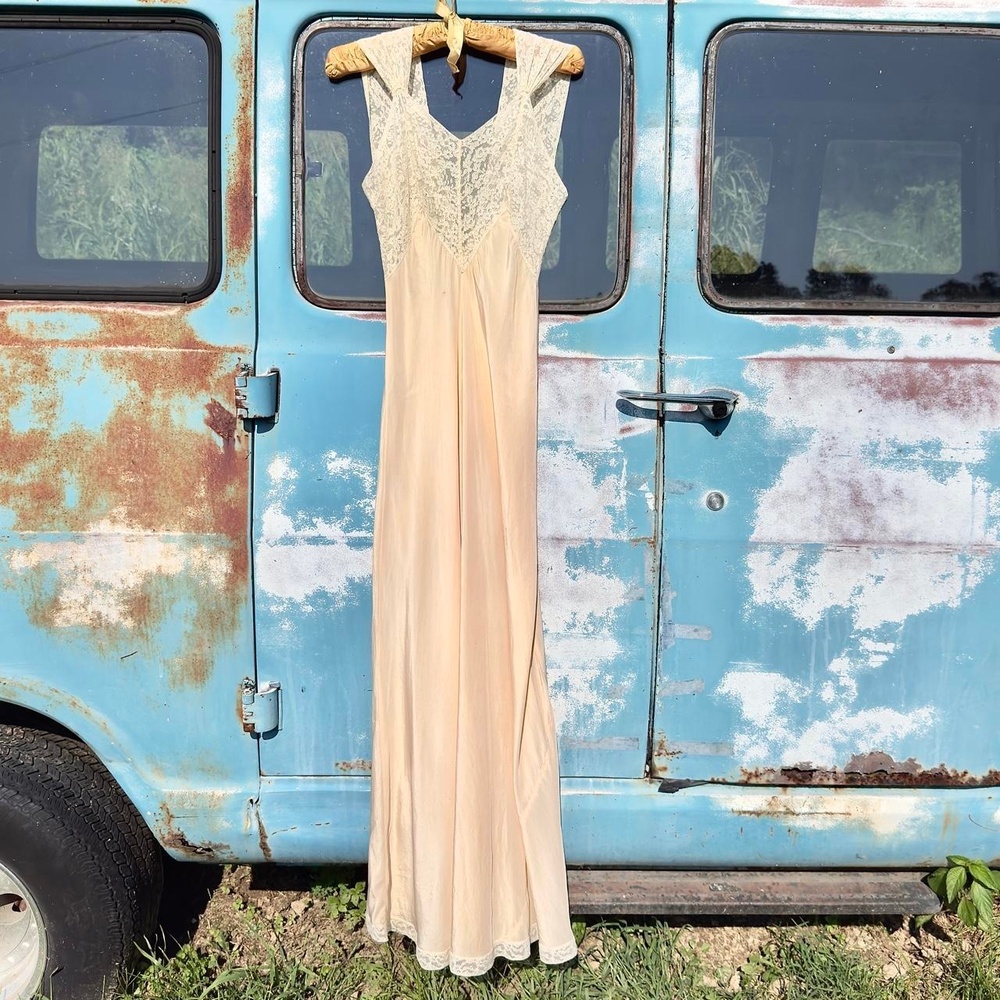 Gorgeous 1930s bias cut peach 100% silk slip dress beautiful lace empire waist